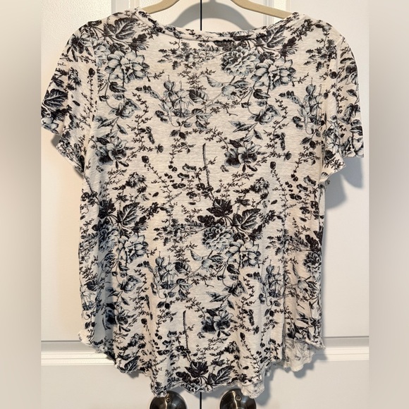 Lucky Brand Women’s Black & White Floral Print Short Sleeve Scoop Neck Top Sz S - Picture 2 of 3